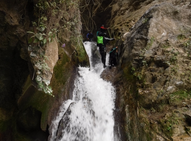 Colocando las cuerdas en la cascada